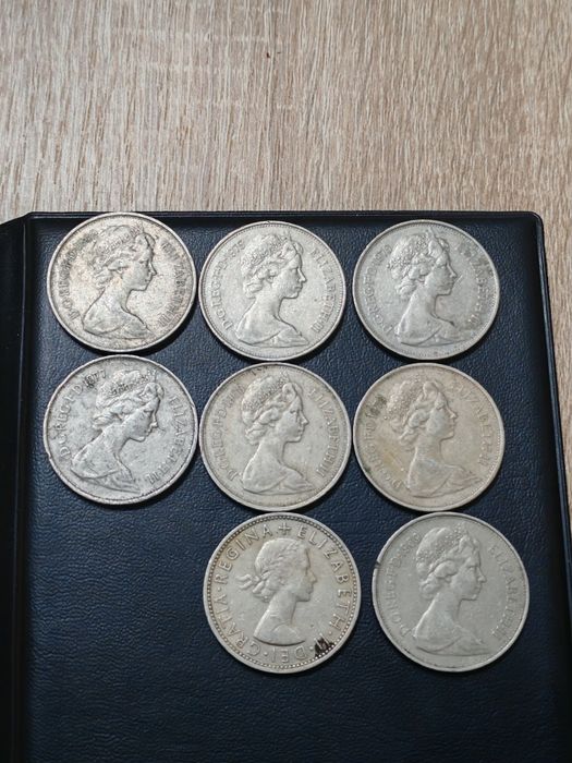 Продавам група от 8 броя стари монети с лика на Кралица Елизабет II. О