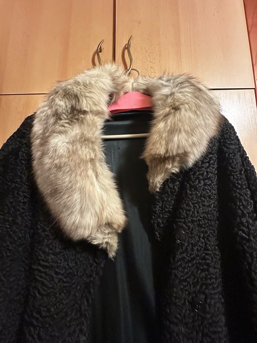 Haina de blana de astrahan cu guler din blana de vulpe