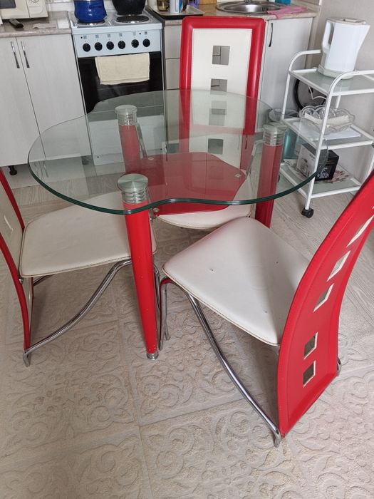 Хороший стол со стульями