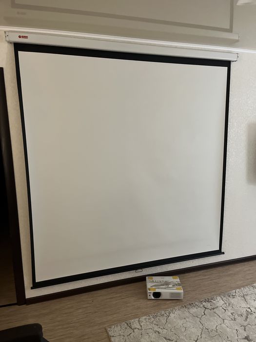 Продам  полотно для проектора, экран. 2х2 метра