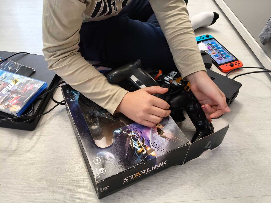 Vand PS4 si Nintendo Switch. Contin jocuri