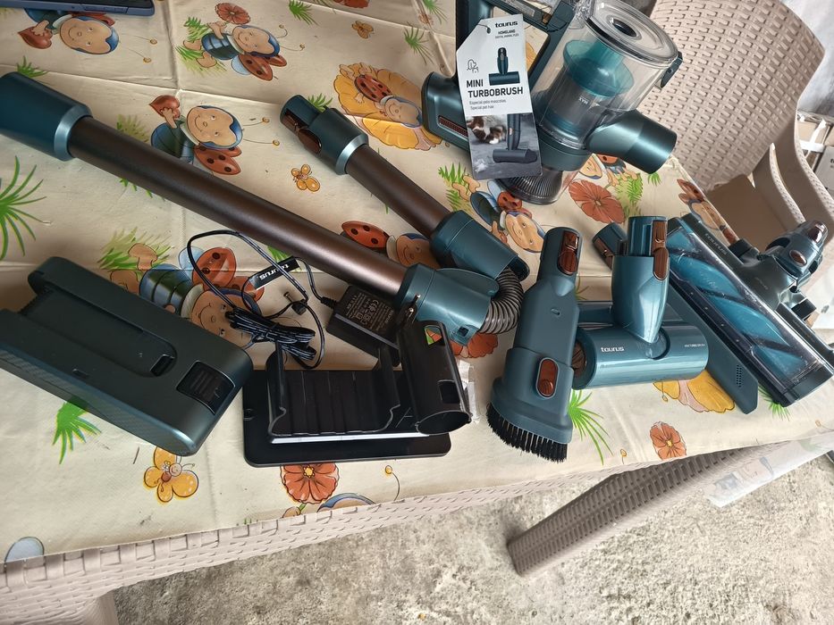 Vând aspirator vertical