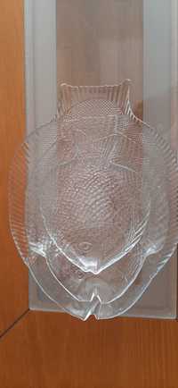 Комплект стъклени чинии във формата на риба.