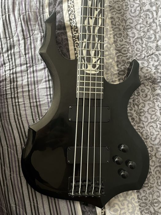 Bass gitara sotiladi