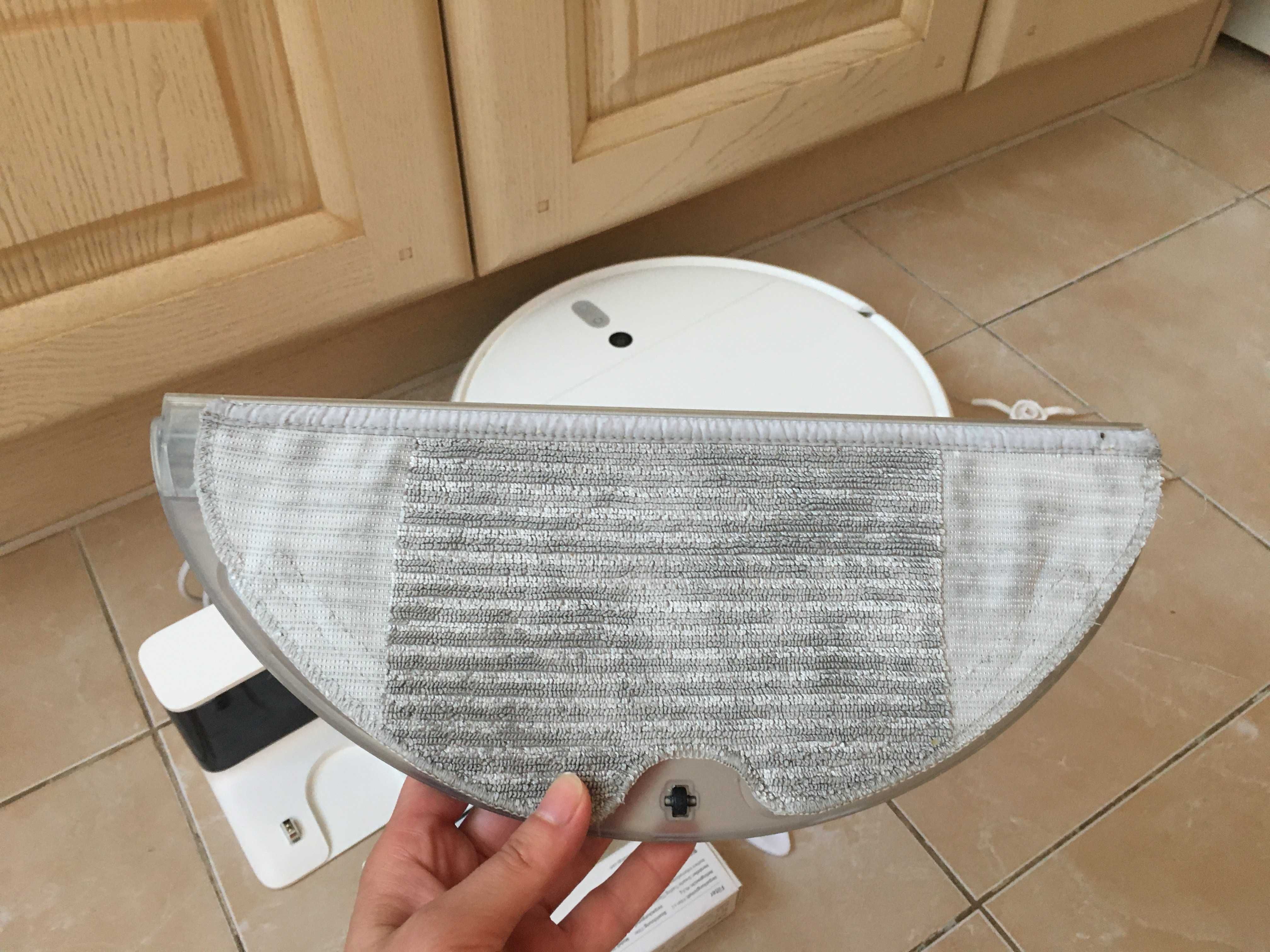 Xiaomi Mi Robot Vacuum Mop Прахосмукачка робот с резервни аксесоари