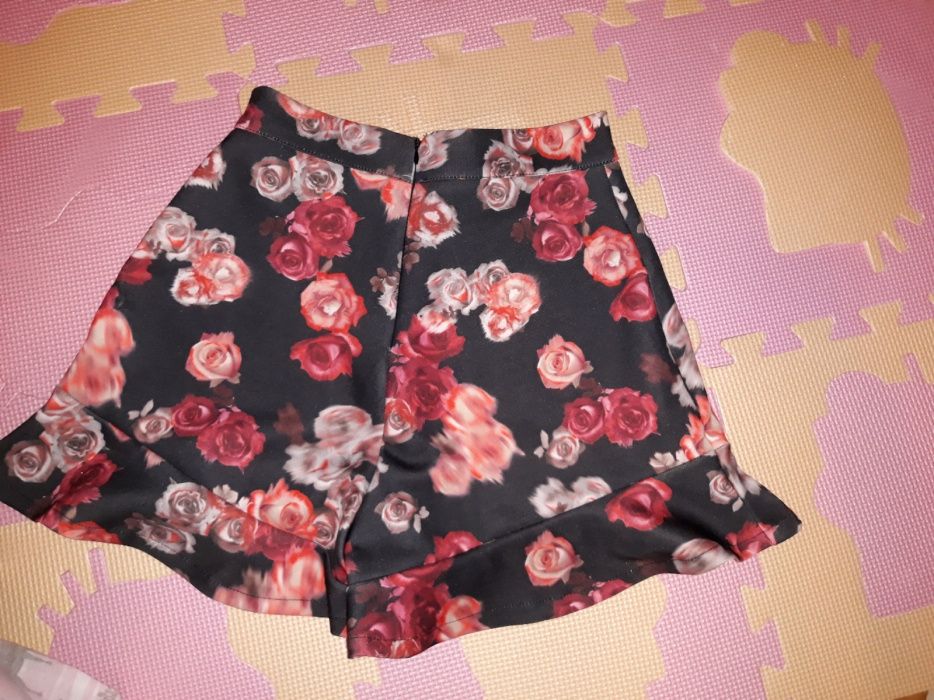 Pantaloni scurti cu volane