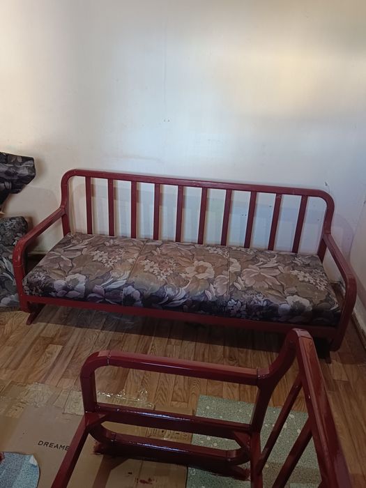 Диван с двумя кресломи