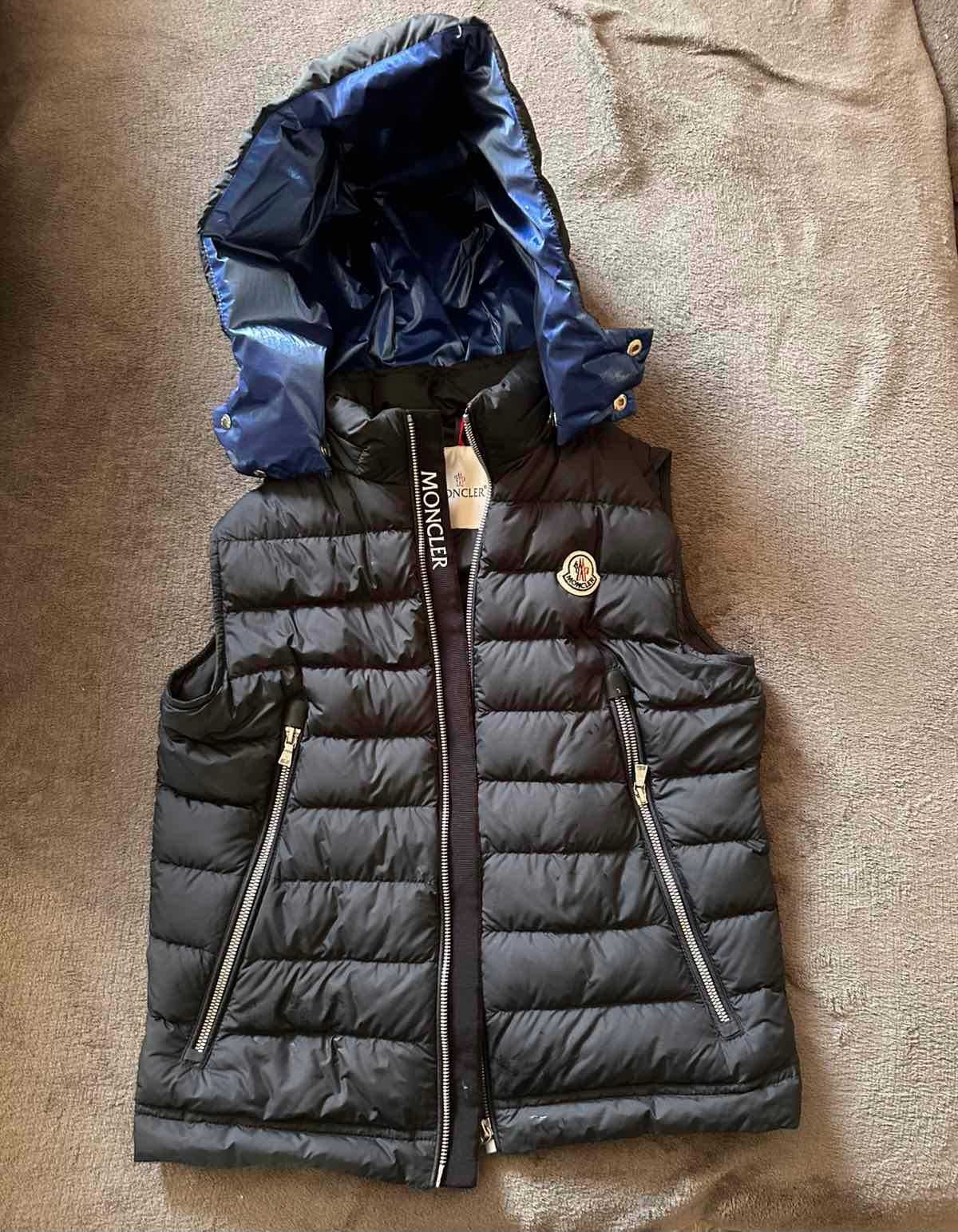 Оригинален елек Moncler – размер 152 см (12 anni)