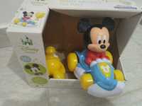 Baby Mickey cu masina lui de curse