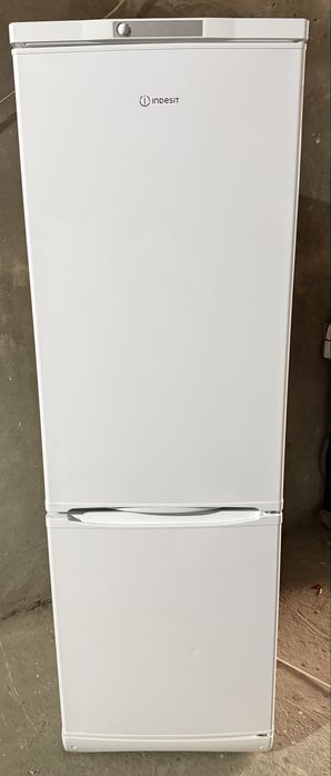 Продается холодильник Indesit 339л/ 185см