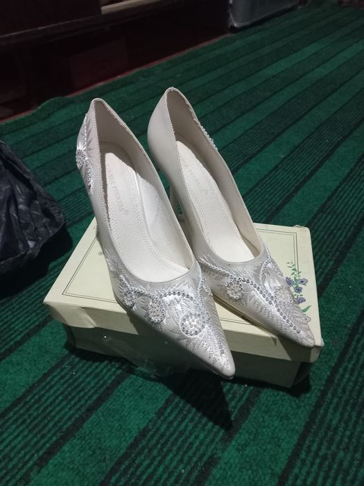 Tuflilar sotiladi yangi Rossiyadan kelgan kiyilmagan narxi 150dan kami