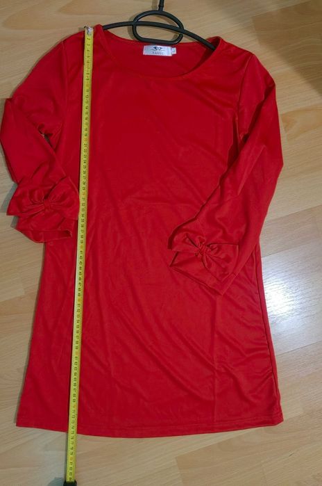 Стилна дамска рокля с панделка на ръкавите