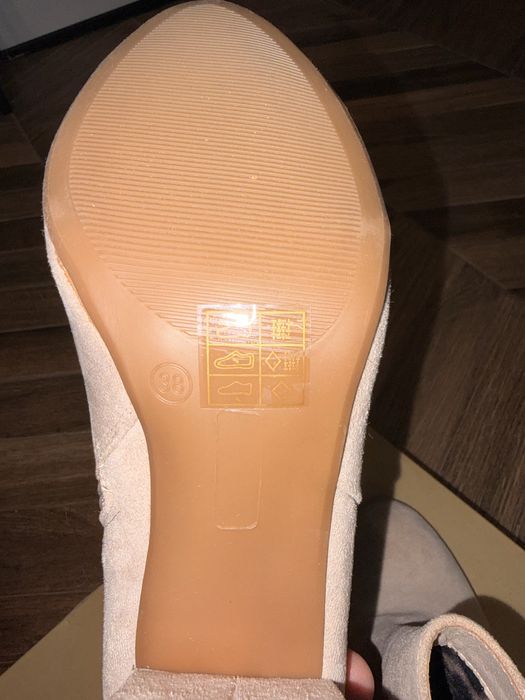 Дамски боти на висок ток