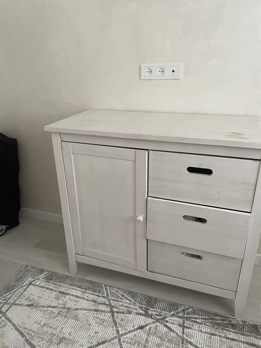 Детская кровать и пелинальный столик