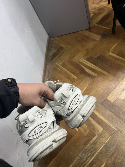 prodavat se balenciaga track white 42nomer v dobro sustoqnie