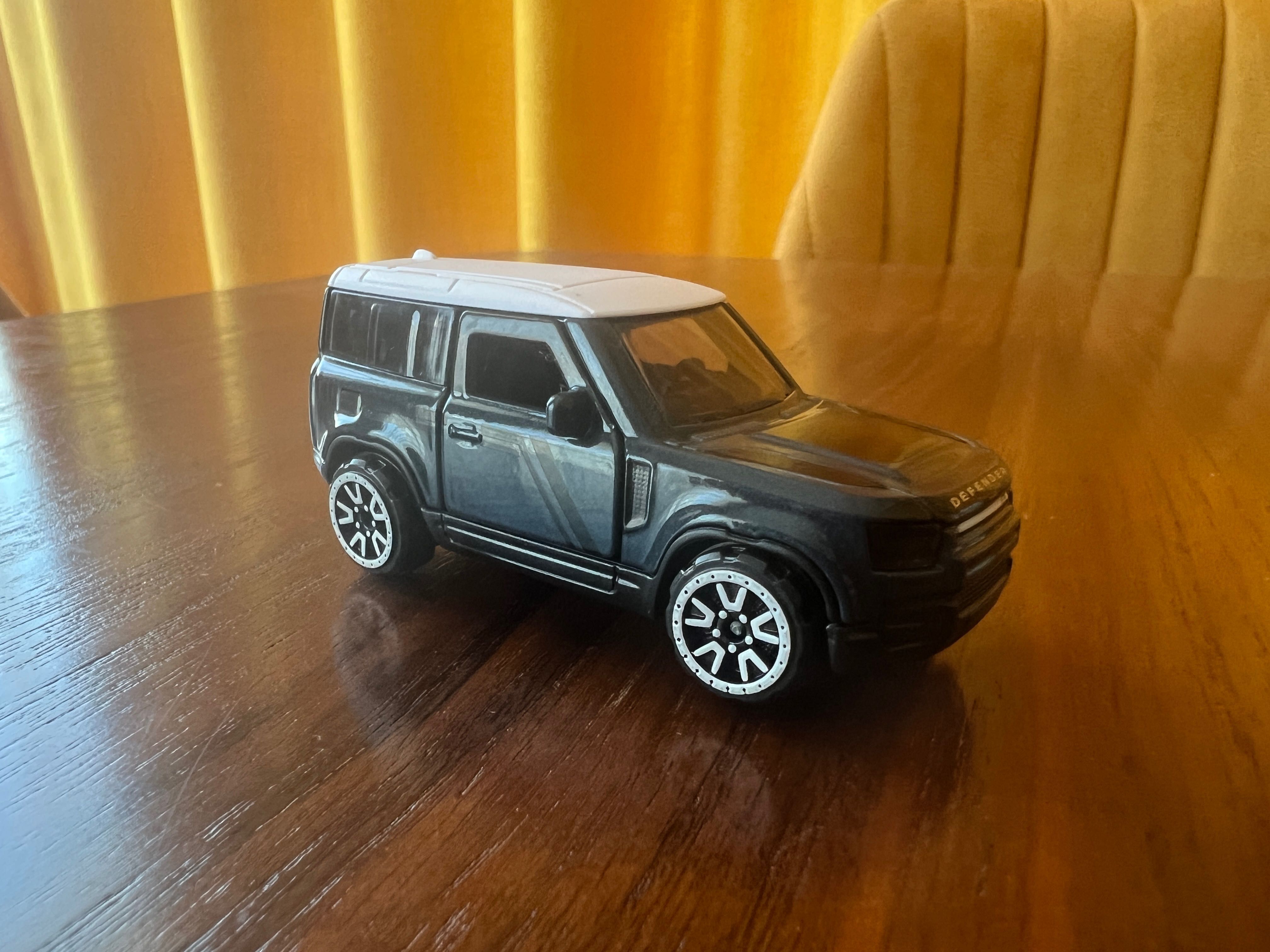 Lend Rover1/64 Defender