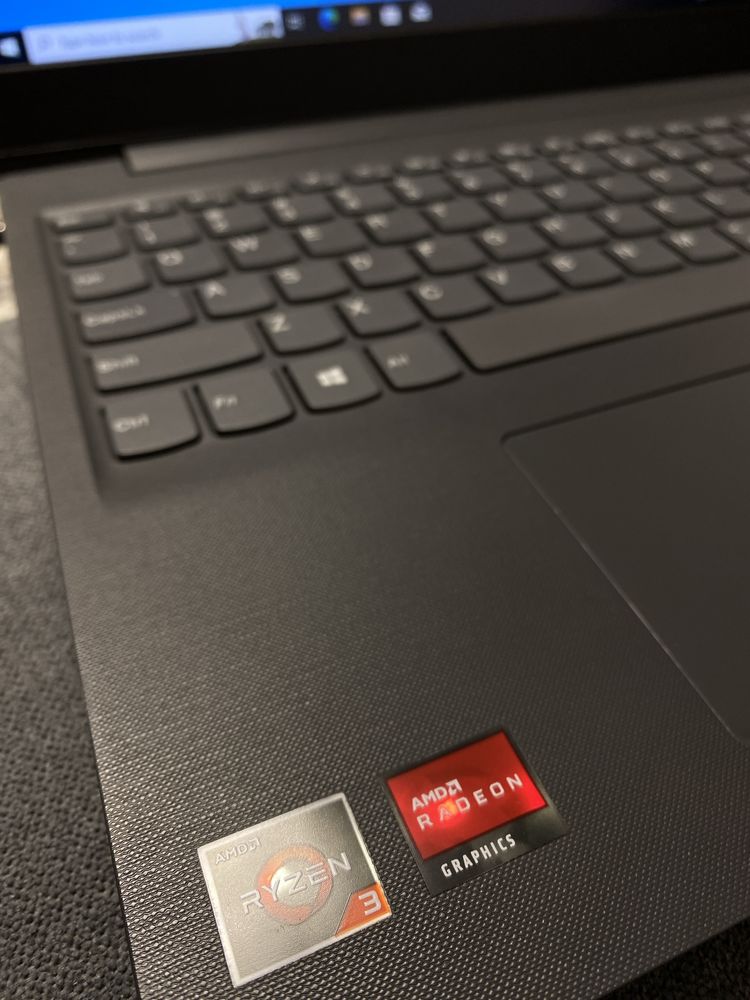 Laptop Lenovo+geantă pentru laptop!!
