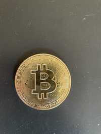 Moneda Bitcoin aurie de metal cu carcasa. Produs NOU!