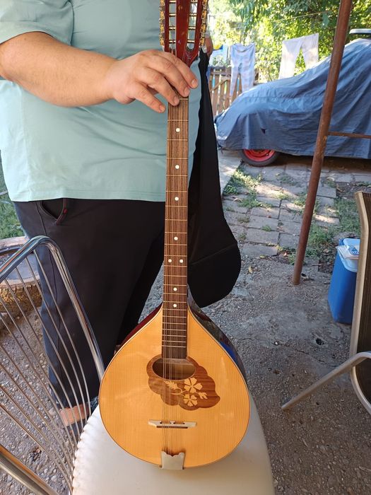 Vând două mandoline