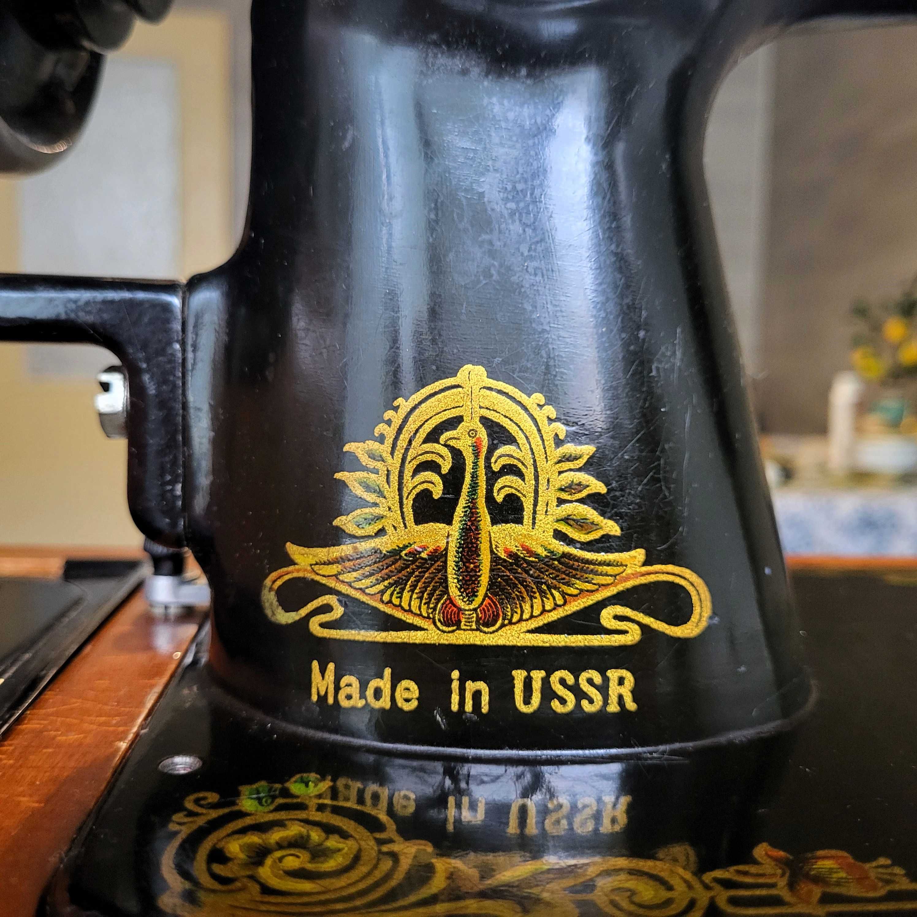 Работеща ретро шевна машина