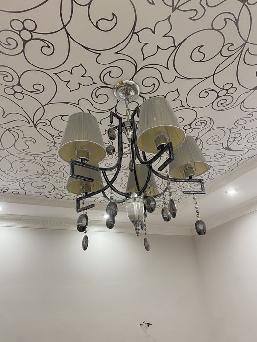 Люстра с двумя бра