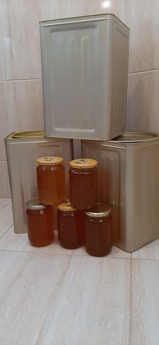 Пчелен мед в буркан