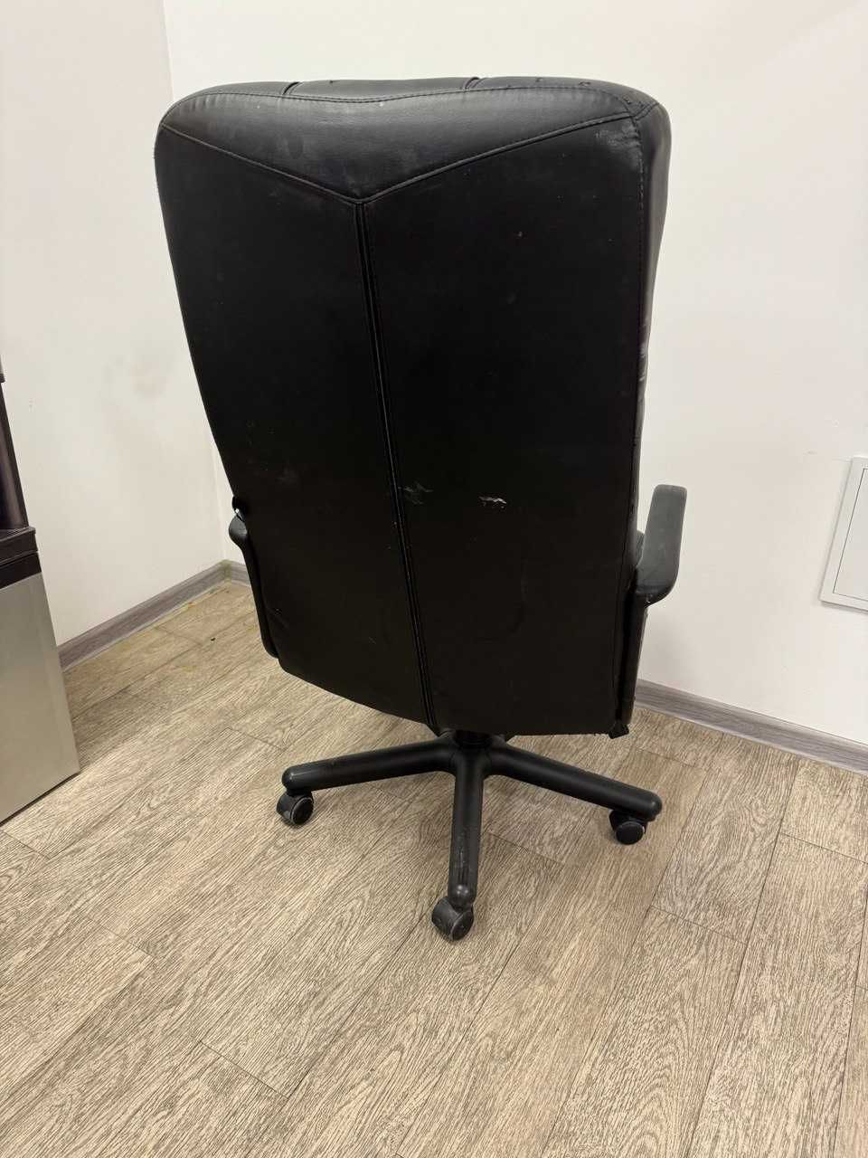 Офисное кресло для сотрудников