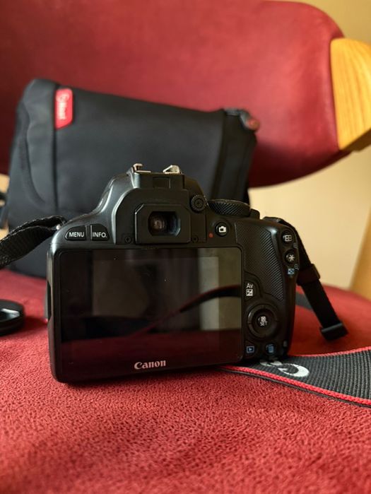 Фотоапарат Canon EOS 100D