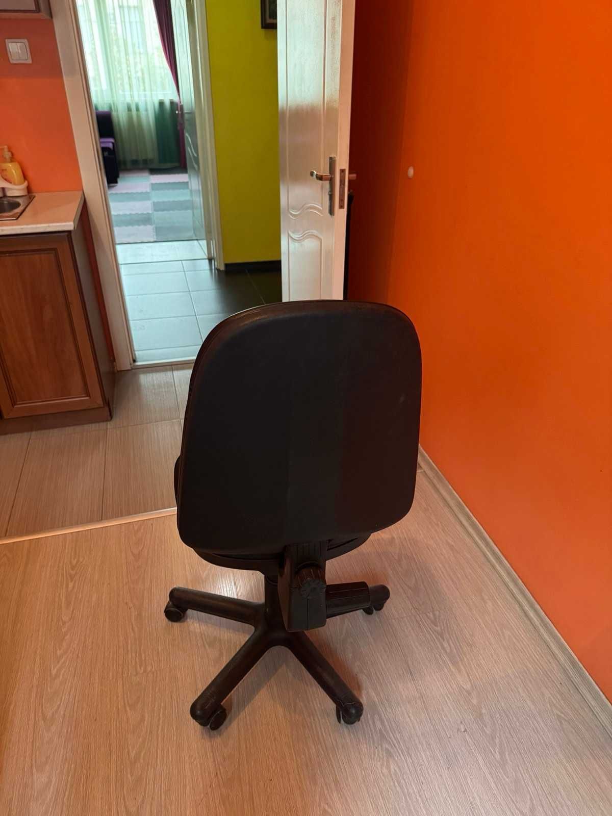 Продавам офис стол