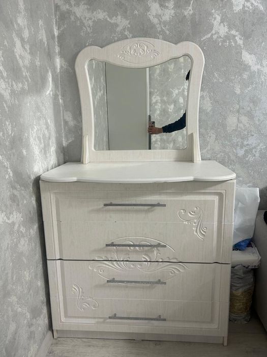 Камод с зеркалом