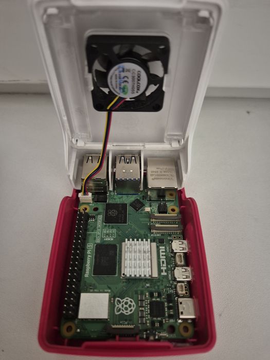 Raspberry Pi 5 4GB Starter Kit 64GB Carcasa cu sursa oficiala 27W