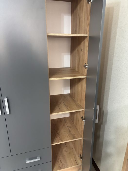 Современный шкаф в отличном состоянии