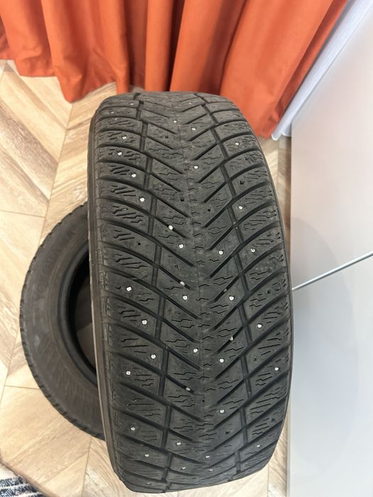 Продаю шины зимние  215/55/R17
