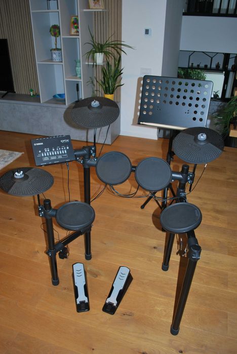 Set tobe electronice Yamaha DTX402K + stativ partituri + accesorii.