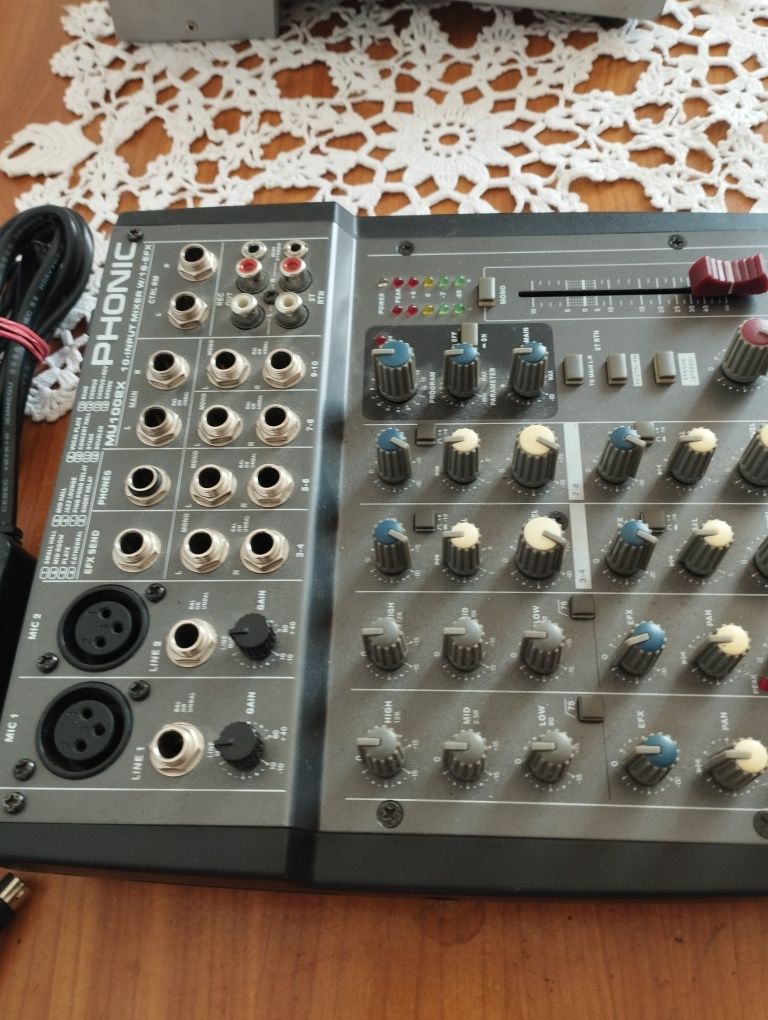 Mixer cu procesor de efecte