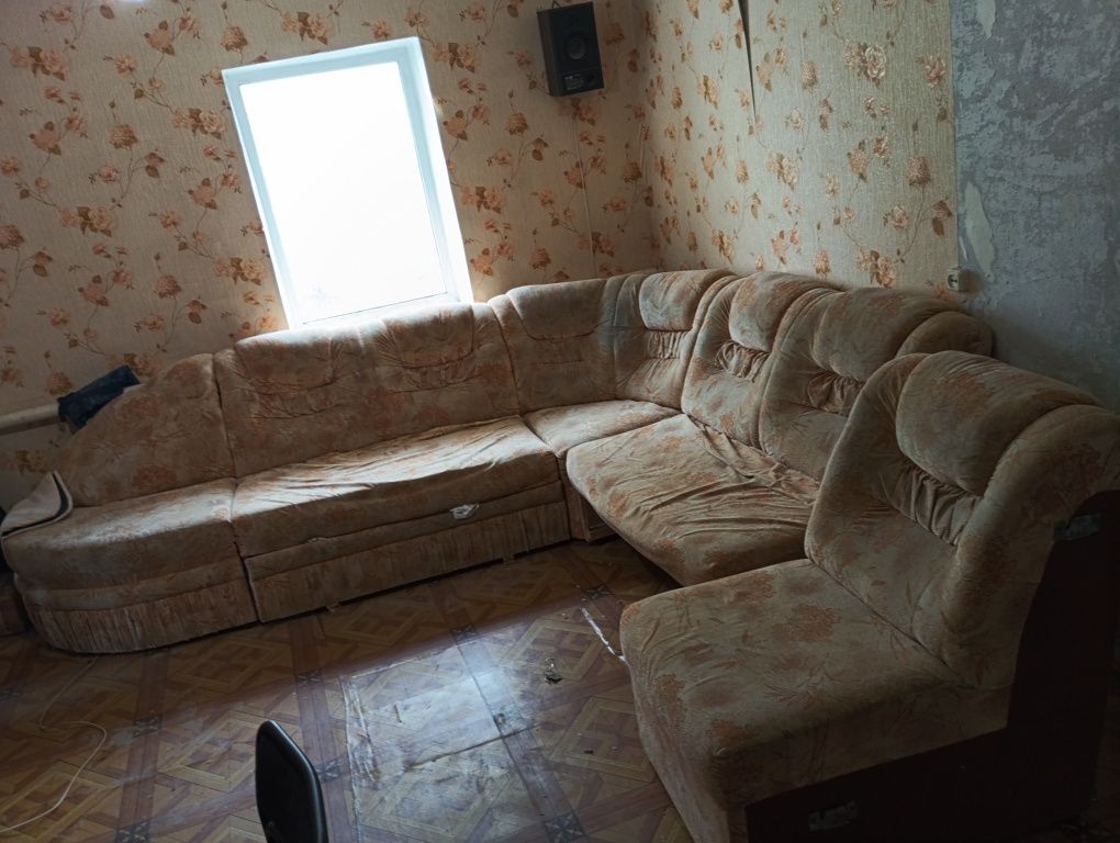Продаю старый диван дёшево