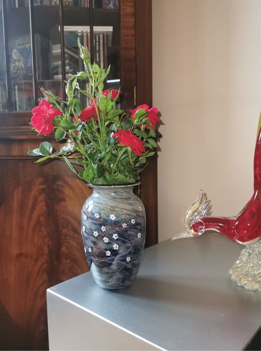 Ваза ръчно рисувана студийна стъклена  дизайнер Paul Bendzunas с цветя