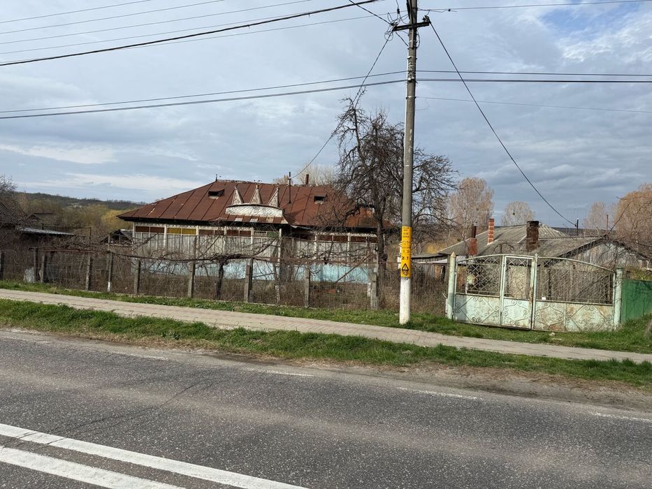 Teren intravilan + casă locuibilă (șoseaua națională DN28, Răducăneni)