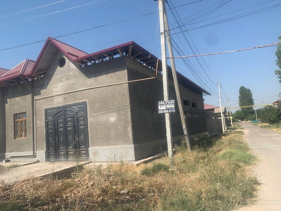 Hovli sotiladi srochno