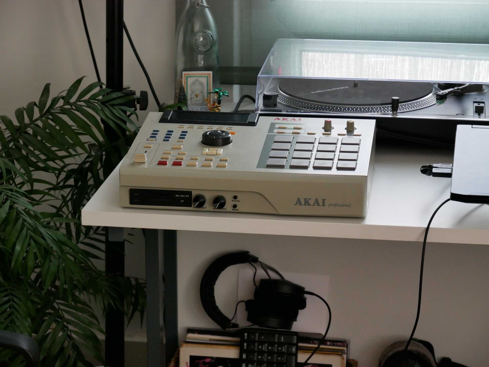 MPC 2000XL / 8 OUTS /MS / SD / SM / CF Drive / Drum Machine / Sampler
