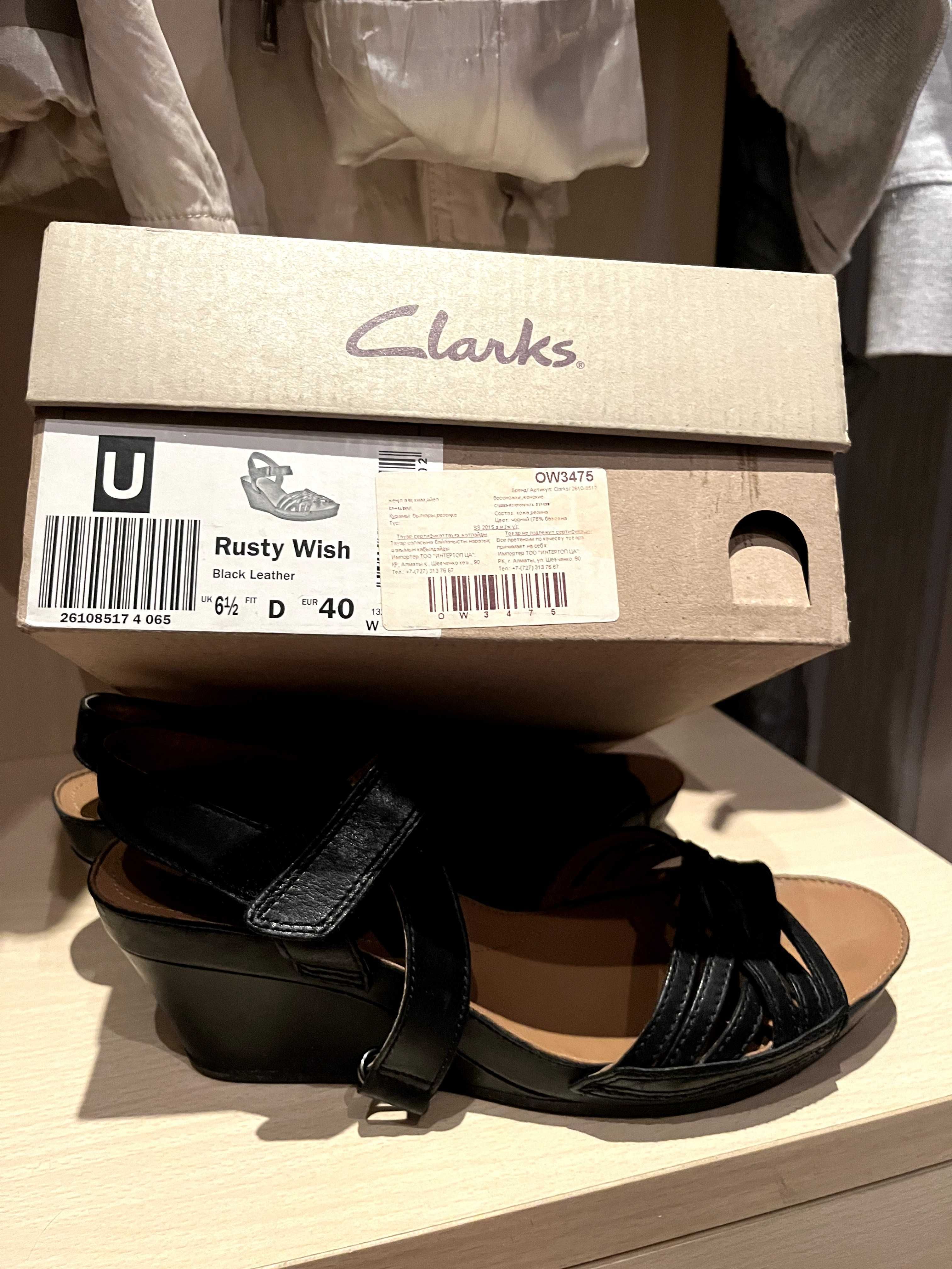 Босоножки летние на платформе фирмы Clarks черные ; 40 размера ; новые