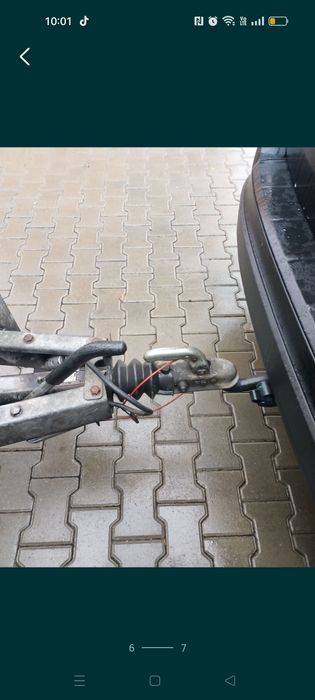 Remorcă carosată dublu ax.