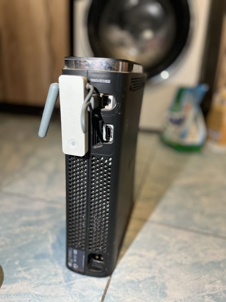 Xbox 360 cu o maneta plus acesori