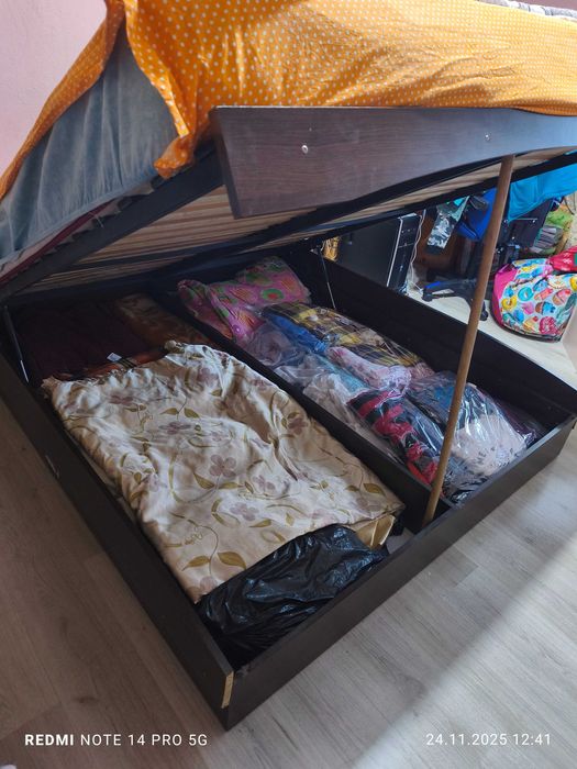 Продавам спалня и двуетажно легло.