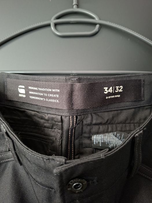 Панталон G-Star RAW trapped cargo

Цвят: Черен

Размер: (посочи размер