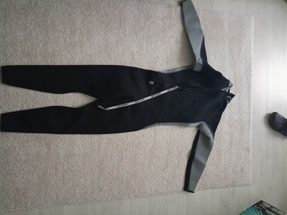 Vând costum scufundări nautice Seac Sub, mărimea M,3mm,nou.