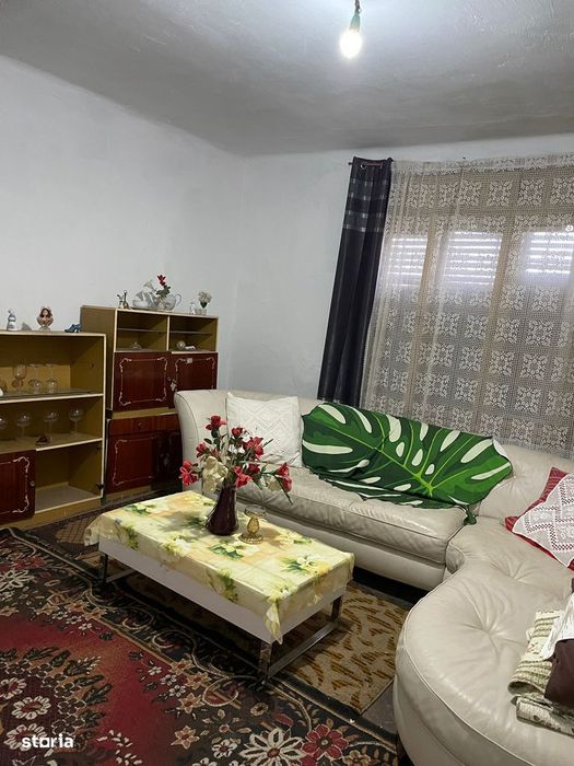 Casă cu 4 camere, teren mare și utilități