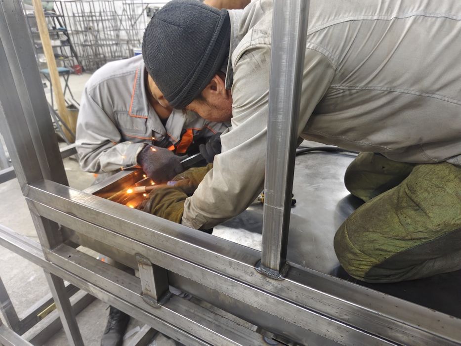 Бригада сварщиков 40 человек.