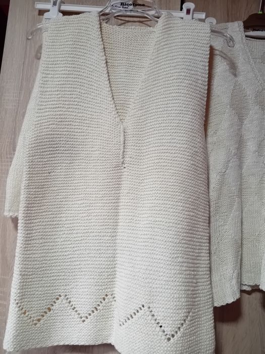 Vând costumase, veste, gâtar impletite în casa din melana