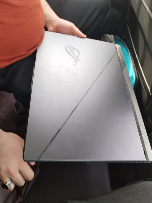 ASUS  rog strix G18